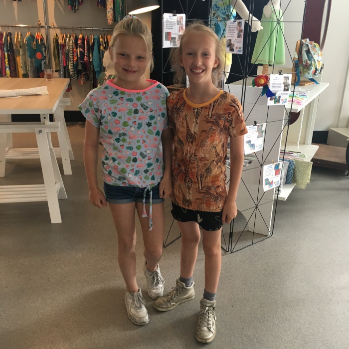 kinderen laten hun zelfgemaakte outfit zien tijdens zomernaaidagen