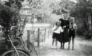 Moederdag 1941.Rennie met Nazi Insignia en Georg in Jugendsturm uniform