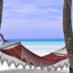 hangmat tussen palmen aan tropisch zandstrand | Mijn Keus