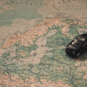 Landkaart met auto erop - vakantie | Mijn Keus
