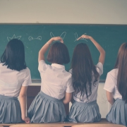 Groep schoolmeisjes voor een schoolbord | Mijn Keus