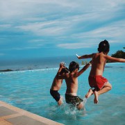 Drie jongens die in het water springen | Groen Rechts